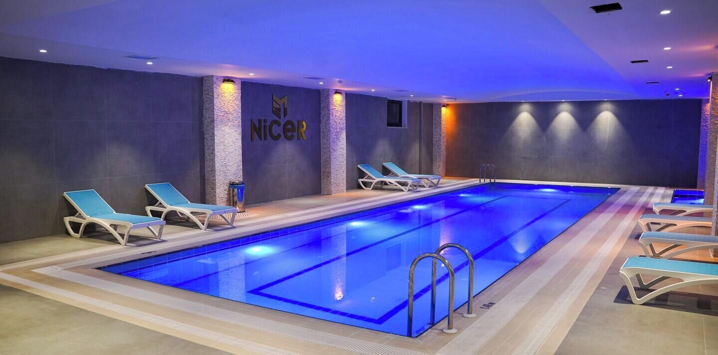 Una piscina cubierta