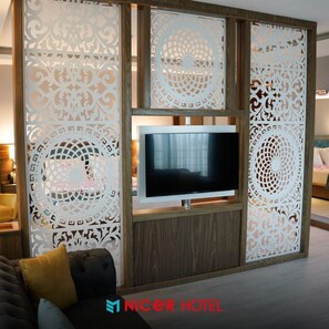 Phòng Suite Premium, quang cảnh núi | Két bảo mật tại phòng, bàn, khu vực làm việc phù hợp cho laptop 