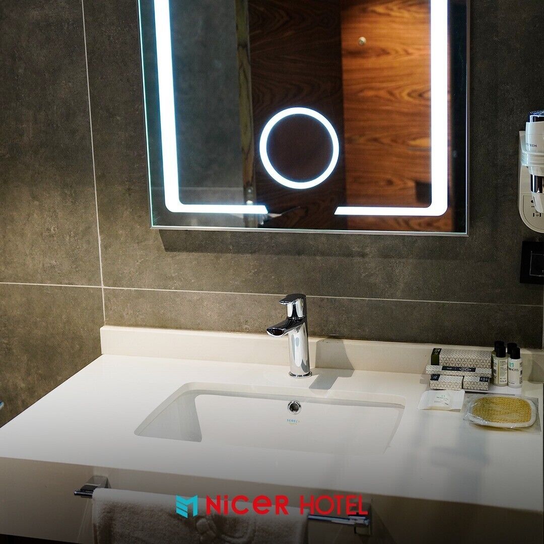 Een kluis op de kamer, een bureau, een laptopwerkplek