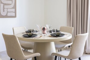 In-room dining - 1BR Equestrian Lifestyle Meydan (Dubai)