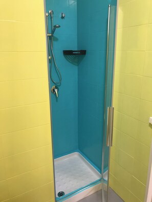 Dusche, Haartrockner, Bidet, Handtücher
