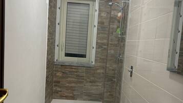 Dusche, Haartrockner, Bidet, Handtücher