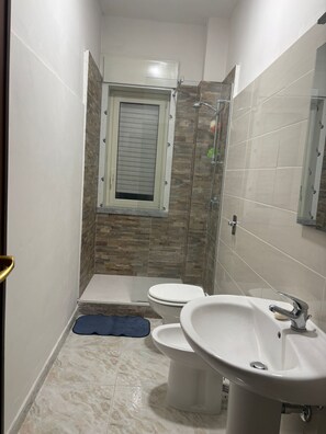 Dusche, Haartrockner, Bidet, Handtücher