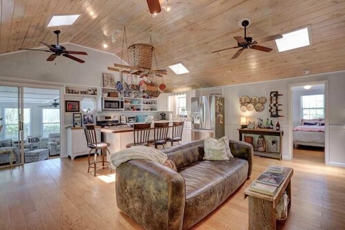 Cozy Cottage Pet Friendly w/ Fully Fenced Yard Walk to Restaurant.