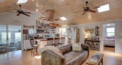 Cozy Cottage Pet Friendly w/ Fully Fenced Yard Walk to Restaurant.