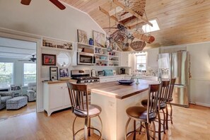 Private kitchen - Cozy Cottage Pet Friendly w/ Fully Fenced Yard Walk to Restaurant. (Harkers Island)