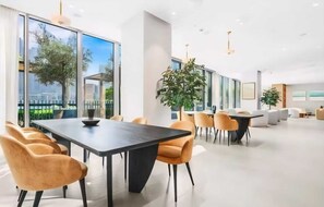 Dining - 2-bedroom in Downtown Dubai with Fully Furnished Apt and City view from heights (Dubai)