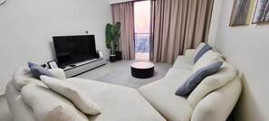 Smart TV - 2-bedroom in Downtown Dubai with Fully Furnished Apt and City view from heights (Dubai)