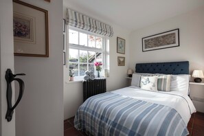 Bureau, lit parapluie, Wi-Fi gratuit, draps fournis