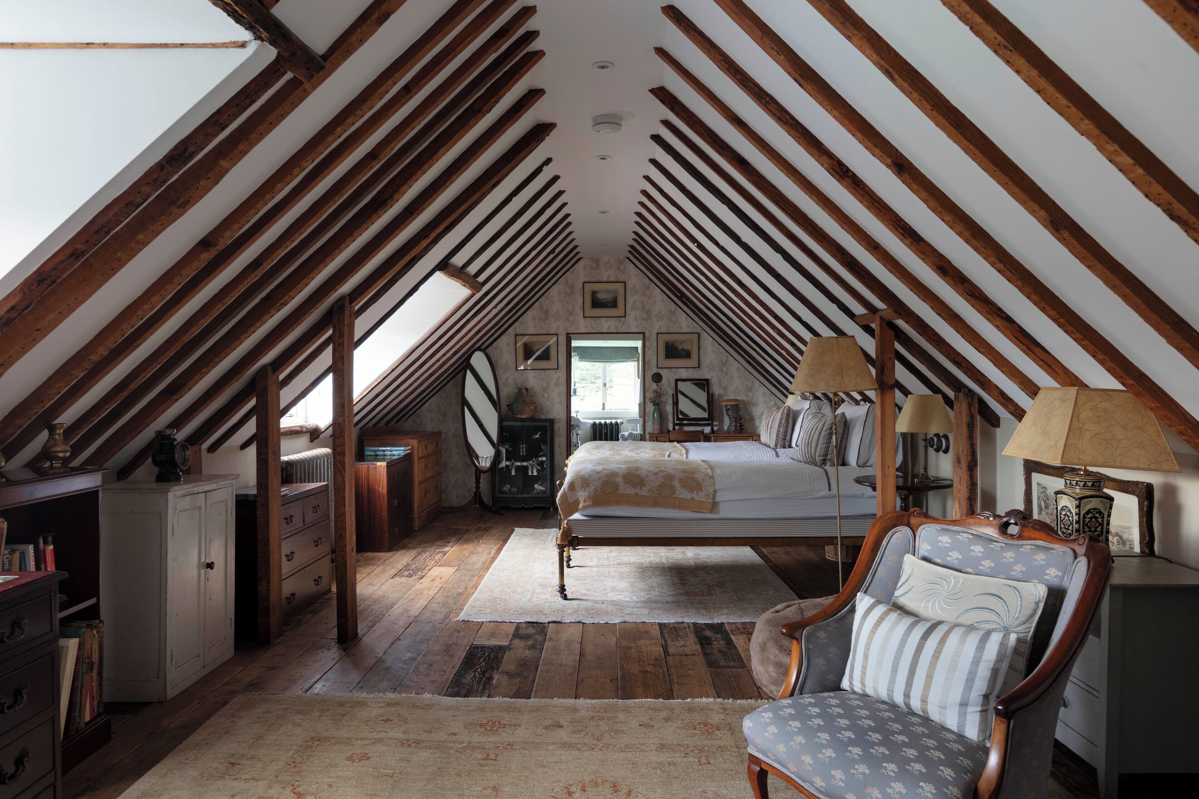 Een bureau, reisbedje, gratis wifi, beddengoed