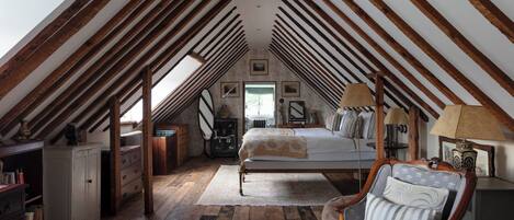 Een bureau, reisbedje, gratis wifi, beddengoed