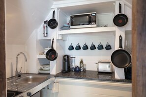 Een koelkast, een microgolfoven, een kookplaat