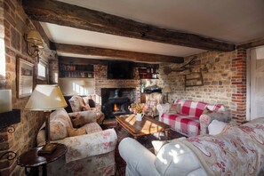 Smart TV, fireplace - Escape to the countryside with our three charming self-contained properties in Fernhurst, West Sussex, perfect for families, friends, or couples seeking privacy and comfort. (Fernhurst)