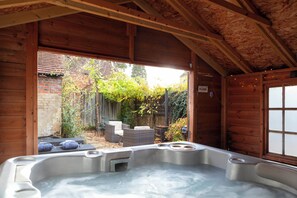 Outdoor spa tub - Escape to the countryside with our three charming self-contained properties in Fernhurst, West Sussex, perfect for families, friends, or couples seeking privacy and comfort. (Fernhurst)