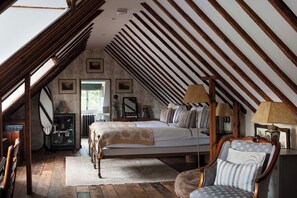 Een bureau, reisbedje, gratis wifi, beddengoed