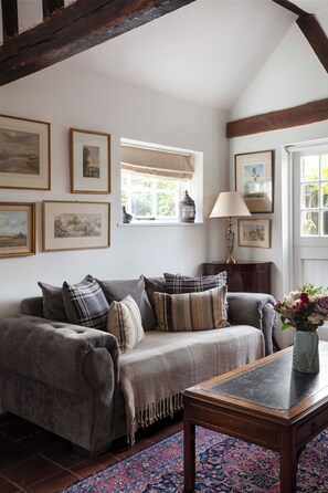 Smart TV, fireplace - Escape to the countryside with our three charming self-contained properties in Fernhurst, West Sussex, perfect for families, friends, or couples seeking privacy and comfort. (Fernhurst)