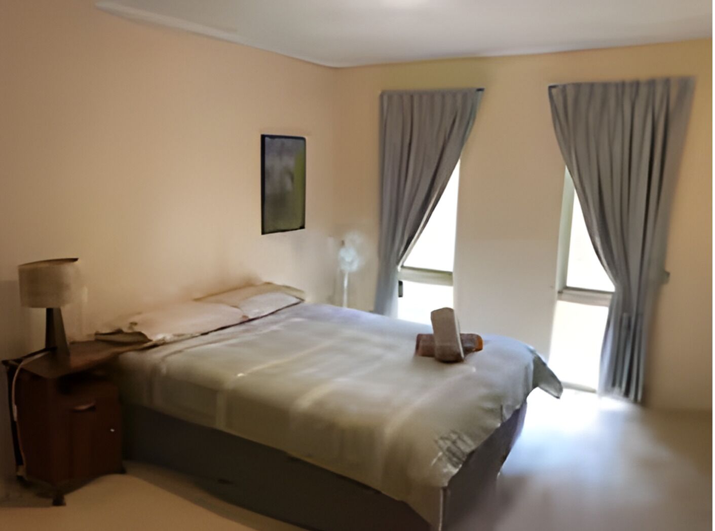 Tabla de planchar con plancha, wifi, ropa de cama