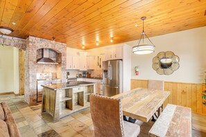 Apartment (3 Bedrooms) | Interior - Walkable Condo in Dtwn Mccall! Lake View + Balcony (McCall)