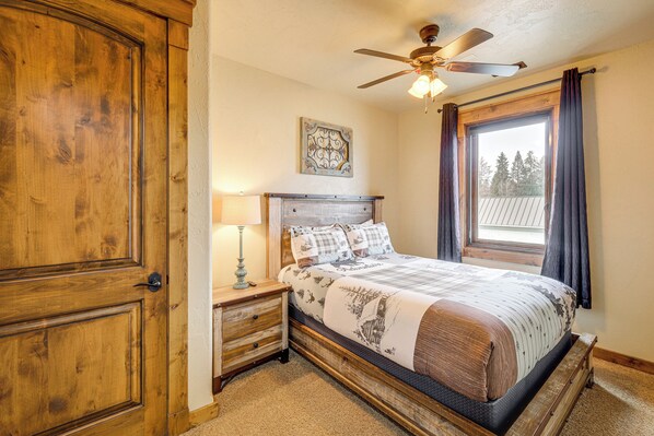 Apartment (3 Bedrooms) | Interior - Walkable Condo in Dtwn Mccall! Lake View + Balcony (McCall)