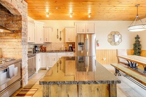 Apartment (3 Bedrooms) | Interior - Walkable Condo in Dtwn Mccall! Lake View + Balcony (McCall)