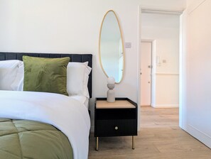 Tabla de planchar con plancha, wifi y ropa de cama 