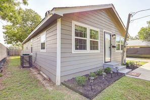 House (2 Bedrooms) | Interior - 2 Mi to Dtwn: Stylish Family Home in Waco! (Waco)