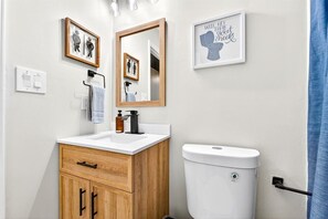 Hair dryer, towels, soap, toilet paper - Th Boho Bull • 3 Beds - Sleeps Up to 8 - Near NCCU & Duke University  (Durham)