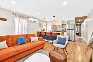 TV - Th Boho Bull • 3 Beds - Sleeps Up to 8 - Near NCCU & Duke University  (Durham)