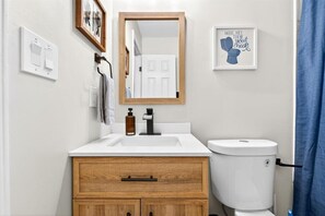 Hair dryer, towels, soap, toilet paper - Th Boho Bull • 3 Beds - Sleeps Up to 8 - Near NCCU & Duke University  (Durham)