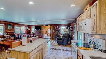 House (4 Bedrooms) | Interior