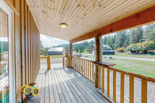 3BR Rustic Cabin w/ 2 Decks & Hot Tub