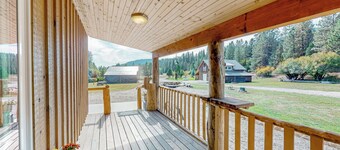 3BR Rustic Cabin w/ 2 Decks & Hot Tub