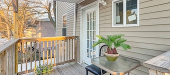 6 Mi to Dtwn New Haven: Duplex w/ Shared Yard