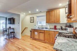 Interior - 6 Mi to Dtwn New Haven: Duplex w/ Shared Yard (West Haven)