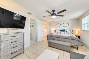 Interior - Beach Time + Pool Vibes! Port Charlotte Hideaway (Port Charlotte)
