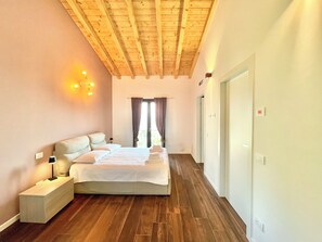 3 slaapkamers, een strijkplank/strijkijzer, gratis wifi, beddengoed