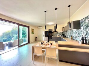 Fridge, microwave, oven, stovetop - D1MORA Sophie - exclusive privacy with view & pool (Salò)