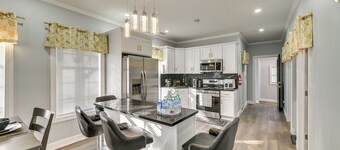 Walk to Park: Modern Apt 2 Mi to Union College!