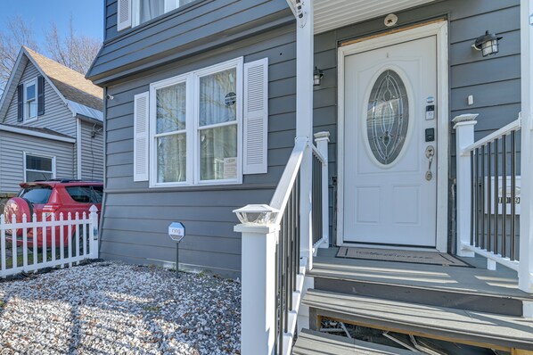 Apartment (2 Bedrooms) | Interior - Walk to Local Eats! Updated Schenectady Apartment (Schenectady)