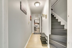 Apartment (2 Bedrooms) | Interior - Walk to Local Eats! Updated Schenectady Apartment (Schenectady)