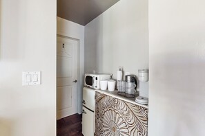 Interior - In-law Suite w/ Kitchenette & Outdoor Space (Cardiff-by-the-Sea)