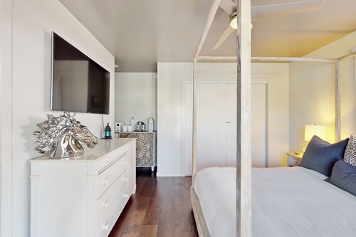 In-law Suite w/ Kitchenette & Outdoor Space