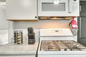 A kitchen with a white stove, a microwave, and a spice rack. - 2 Mi to Union College! Newly Renovated Apartment (Schenectady)