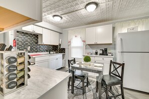 Apartment (2 Bedrooms) | Interior - 2 Mi to Union College! Newly Renovated Apartment (Schenectady)