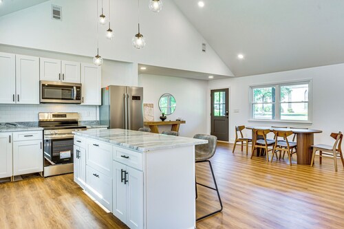 < 1 Mi to Downtown Pensacola: Quiet Home w/ Yard