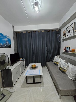 Condo, 3 habitaciones, vista a la ciudad | Sala de estar | Libros 