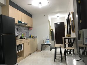 Private kitchen - Charming Fully Furnished 3-bedroom Condo in Mandaue City, Cebu (Mandaue)