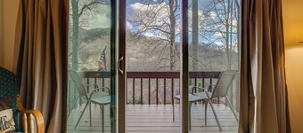 Dog-friendly Cabin 6 Mi to Cataloochee Skiing!