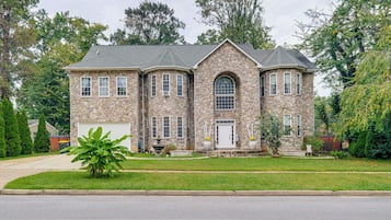 House (5 Bedrooms) | Depan hartanah