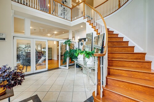 Stay Near DC! Group Getaway w/ Easy Metro Access